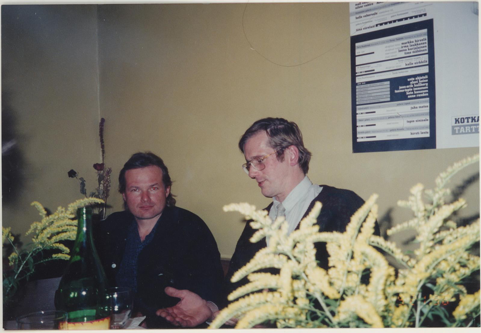 Enriko (kujutatu) Talvistu, E. Talvistu ja Markku Hirvelä TKM-i kohvikus 1998.a. Kotka kunstnike näitus 1998