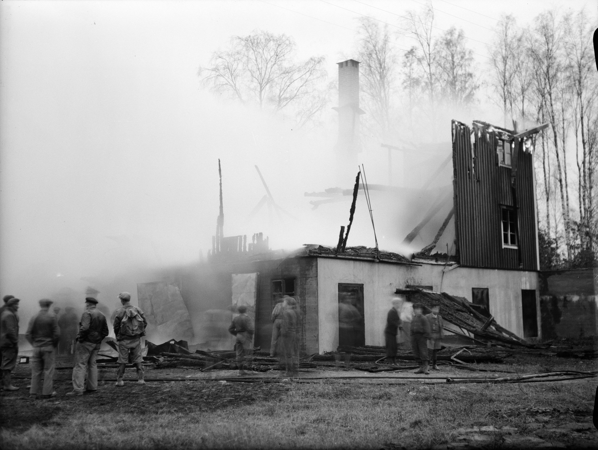 Paul Sandberg, “Harvesting fire on Kiplingeberg” - Bälinge parish, Uppland October 1942