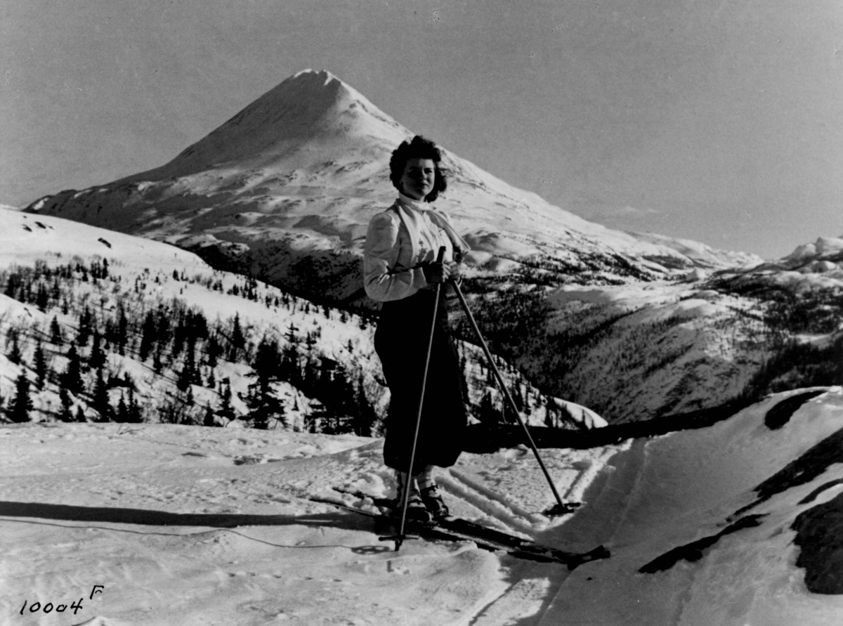 Anders Beer Wilse, Kvinnelig skiløper eller slalåmkjører ved Gaustatoppen.