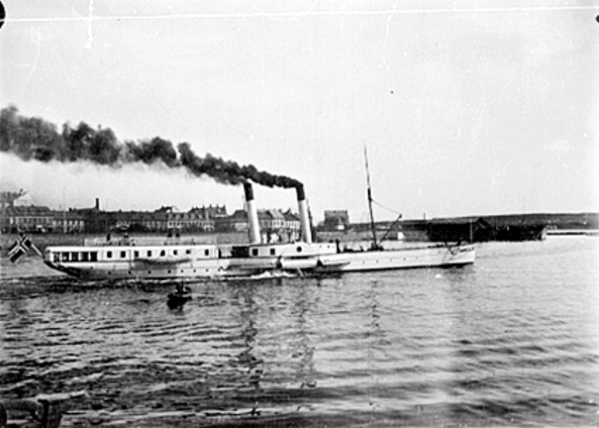 Anno Domkirkeodden, D. S. KONG OSCAR MED 2 SKORSTENER PÅ MJØSA, JERNBANEBRYGGA I BAKGRUNNEN