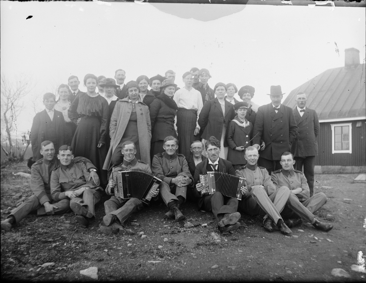 Skötsner-Edhlund, Män i uniform med dragspel, Östhammar, Uppland