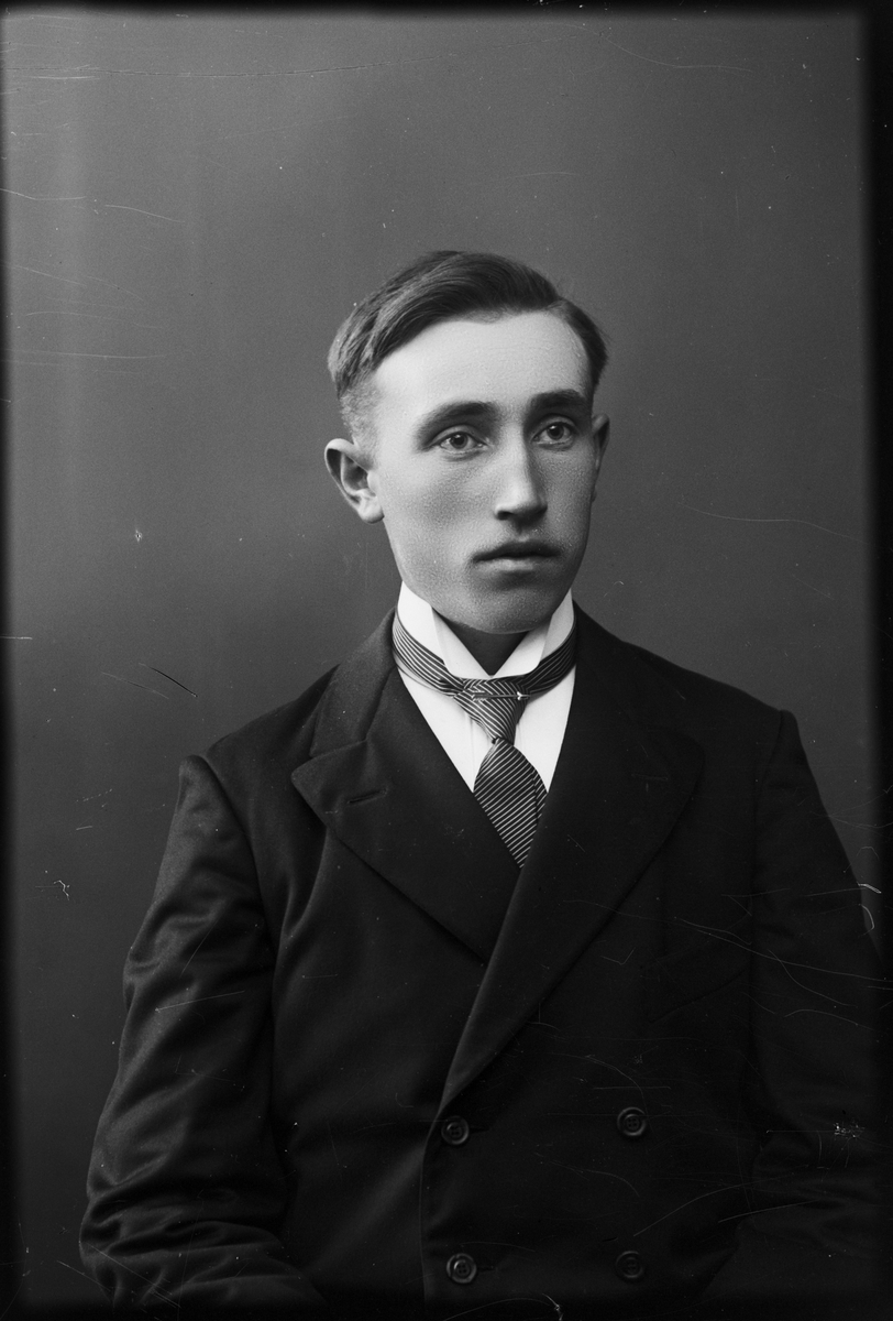 Skötsner-Edhlund, Ateljéporträtt - man, Östhammar, Uppland