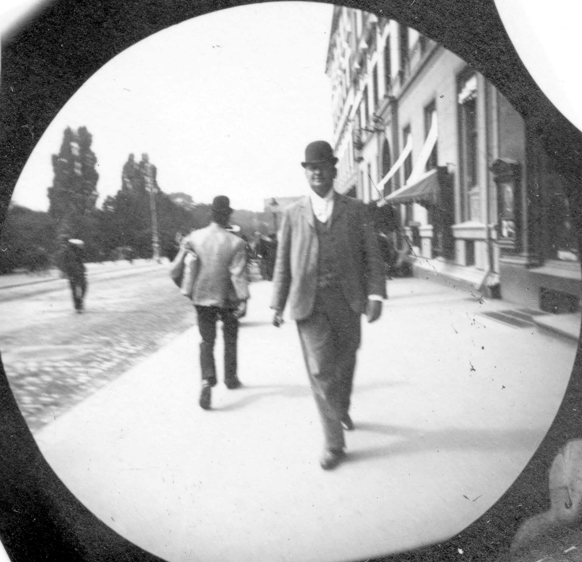 Fredrik Carl Mülertz Størmer, Skuespiller Berent Schancke spaserer langs Karl Johans gate, Oslo.