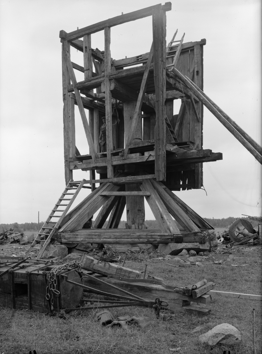 Paul Sandberg, Väderkvarn under nedmontering, Uppland 1935