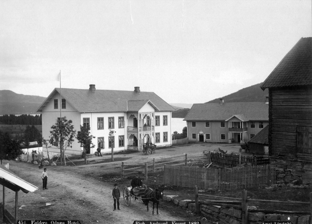 Axel Lindahl, Odnes hotell (bygget 1880) til venstre. De andre bygningene tilhører Odnes gård (Odnes store).