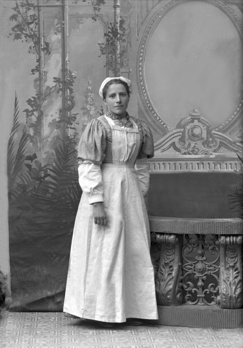 Gustav Borgen, Portrett, tjenestepike. Sofie Hansen,