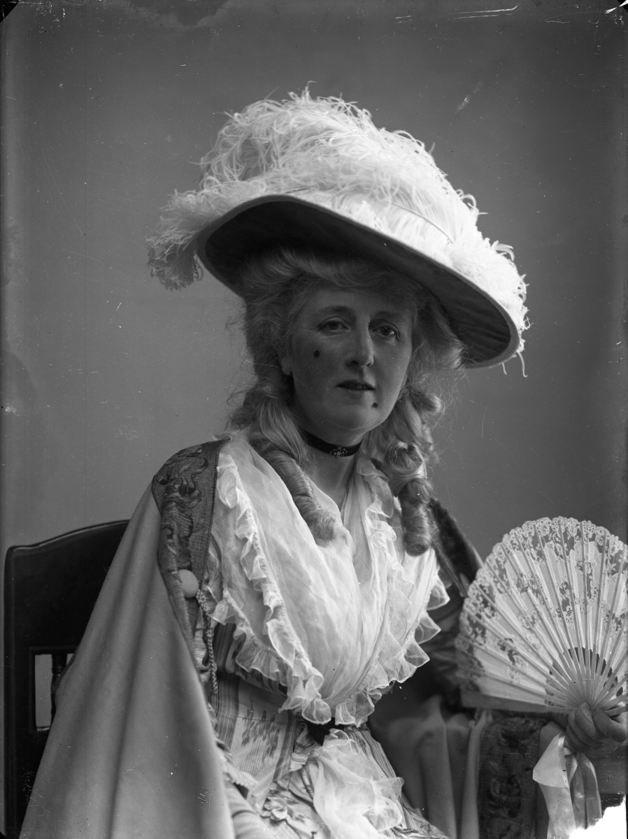 Calla Helena Sundbeck, Friherrinnan von Düben, uppklädd för 1700-tals tablå.