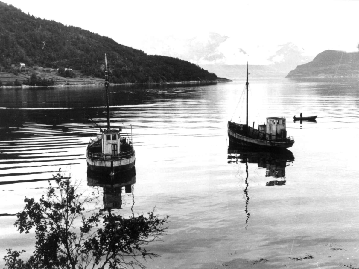 Anna Grostøl, To fikebåter og en robåt på vannet. Lyngen, Troms 1947.