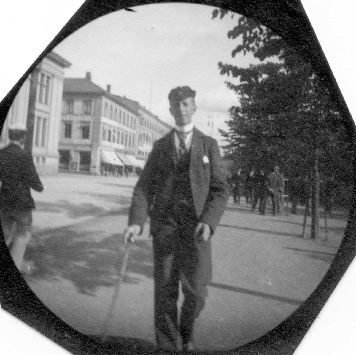 Fredrik Carl Mülertz Størmer, Herman Reimers, senere legasjonssekretær i Paris, spaserer i Studenterlunden, Karl Johans gate, Oslo..