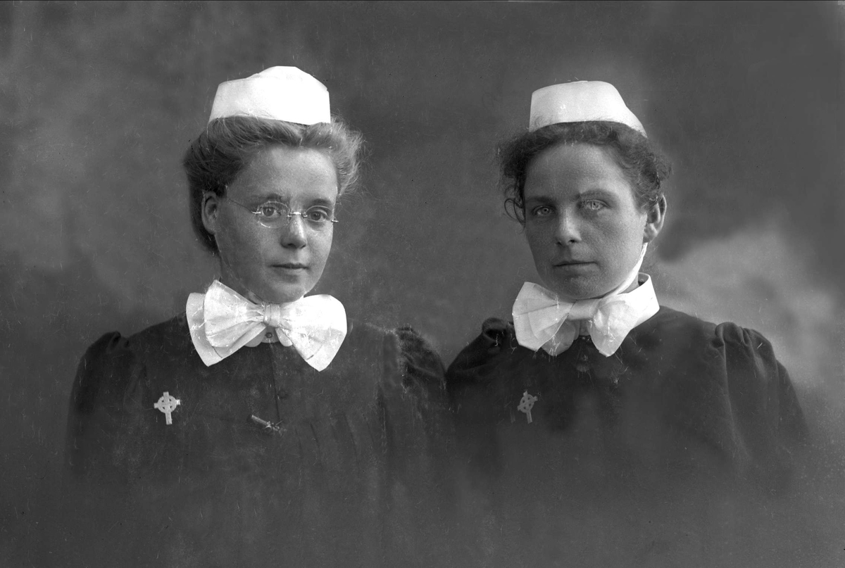 Gustav Borgen, Gruppeportrett, to sykepleiere, søster Flora Moe.