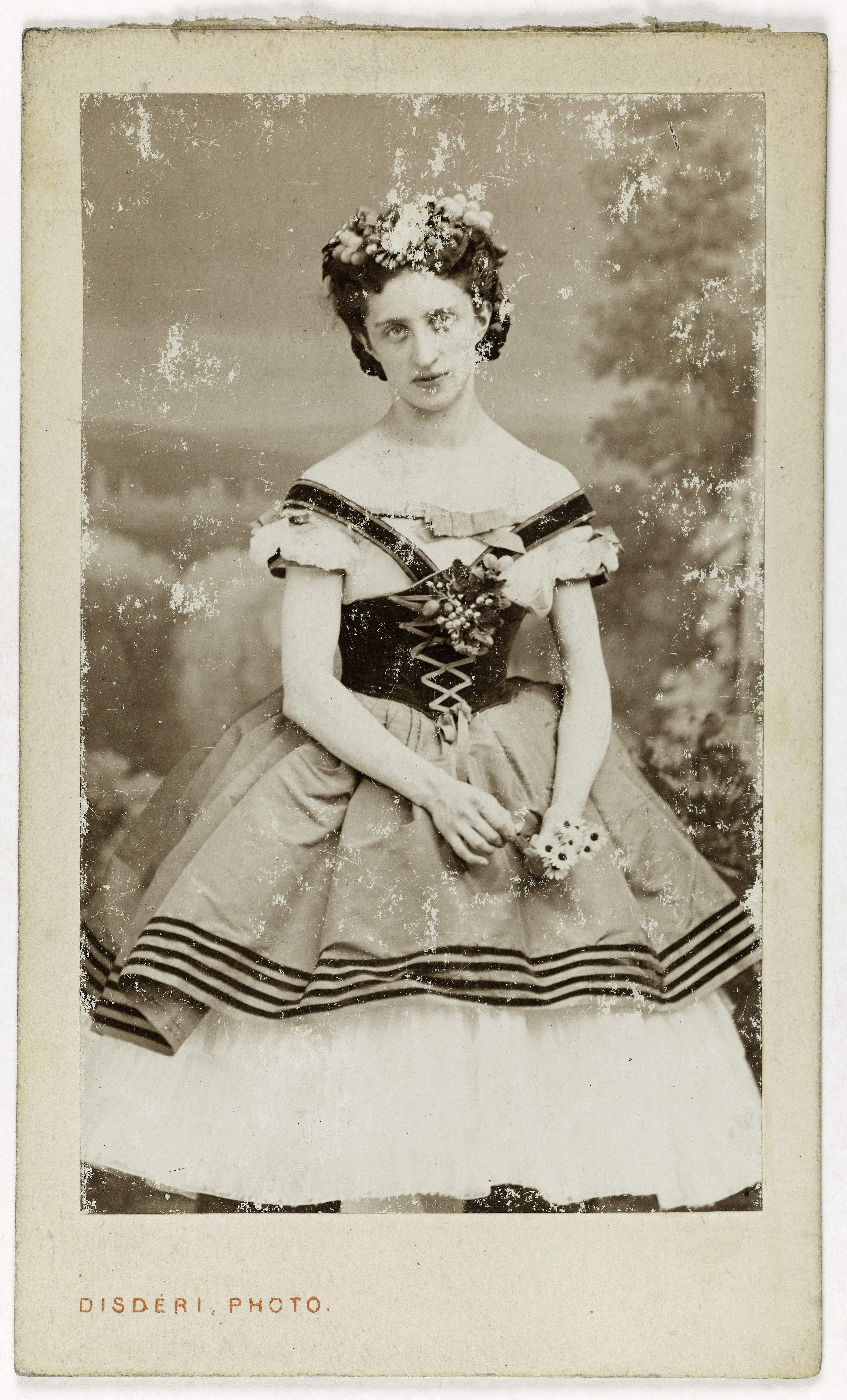 André-Adolphe-Eugène Disdéri, Portrait de Mourawieff, danseuse à l'Opéra en 1863.