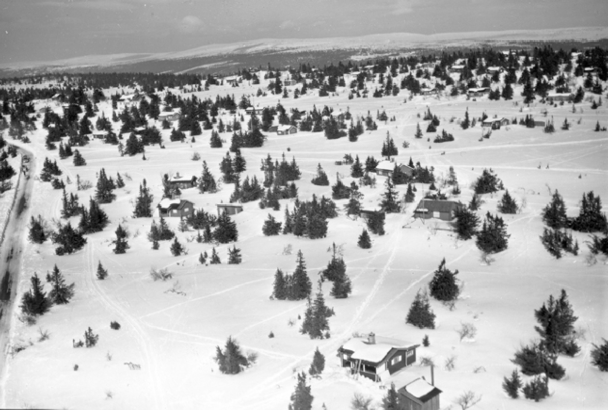 Widerøes Flyveselskap A/S, Flyfoto av bebyggelse i vinterlandskap på Ljøsheim, Ringsaker Almenning.