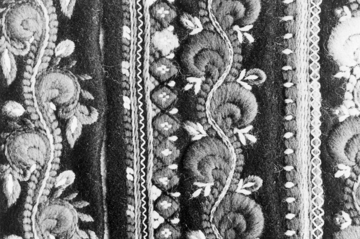 Anna Grostøl, Valle, Setesdal, Aust-Agder 1938. Detalj av broderi på stakk.