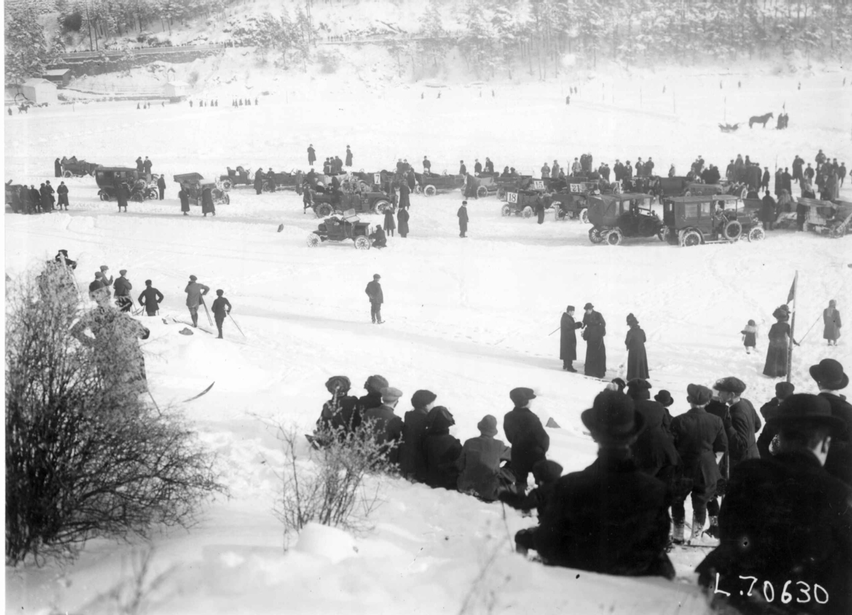 Hermann Christian Neupert, Billøp på Bundefjorden i Oslo i februar 1912. Vintermotiv. Snødekt bane. Biler. Publikum.