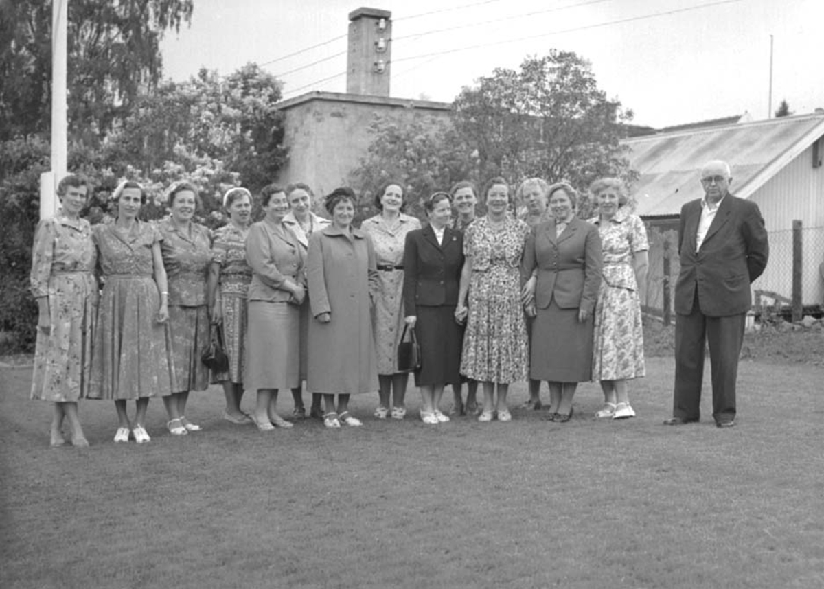 Anno Domkirkeodden, GRUPPE:15 ELDRE ELEVER VED MEIERISKOLEN, MEIERIBESTYRER JOHAN KJELSBERG, STANGE MEIERI. Nr 2, av damene, fra høyre er Eli (f. Spangen) Røhne. Nr 1 fra venstre er Åse (f. Nordbryn) Bryni