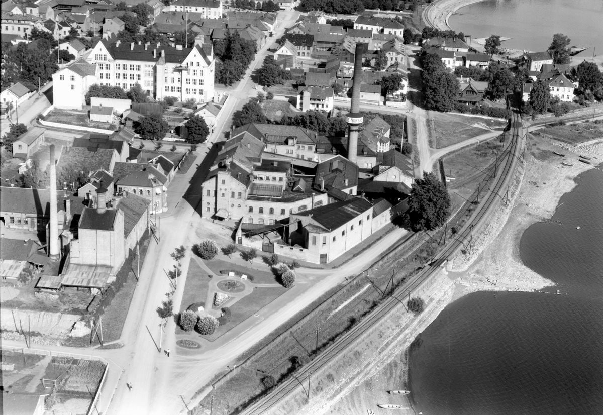 Widerøes Flyveselskap A/S, FLYFOTO OVER HAMAR BRYGGERI, MELKEFABRIKKEN, HAMAR KATEDRALSKOLE, MOT STORTORGET, KOIGEN OG JERNBANELINJA