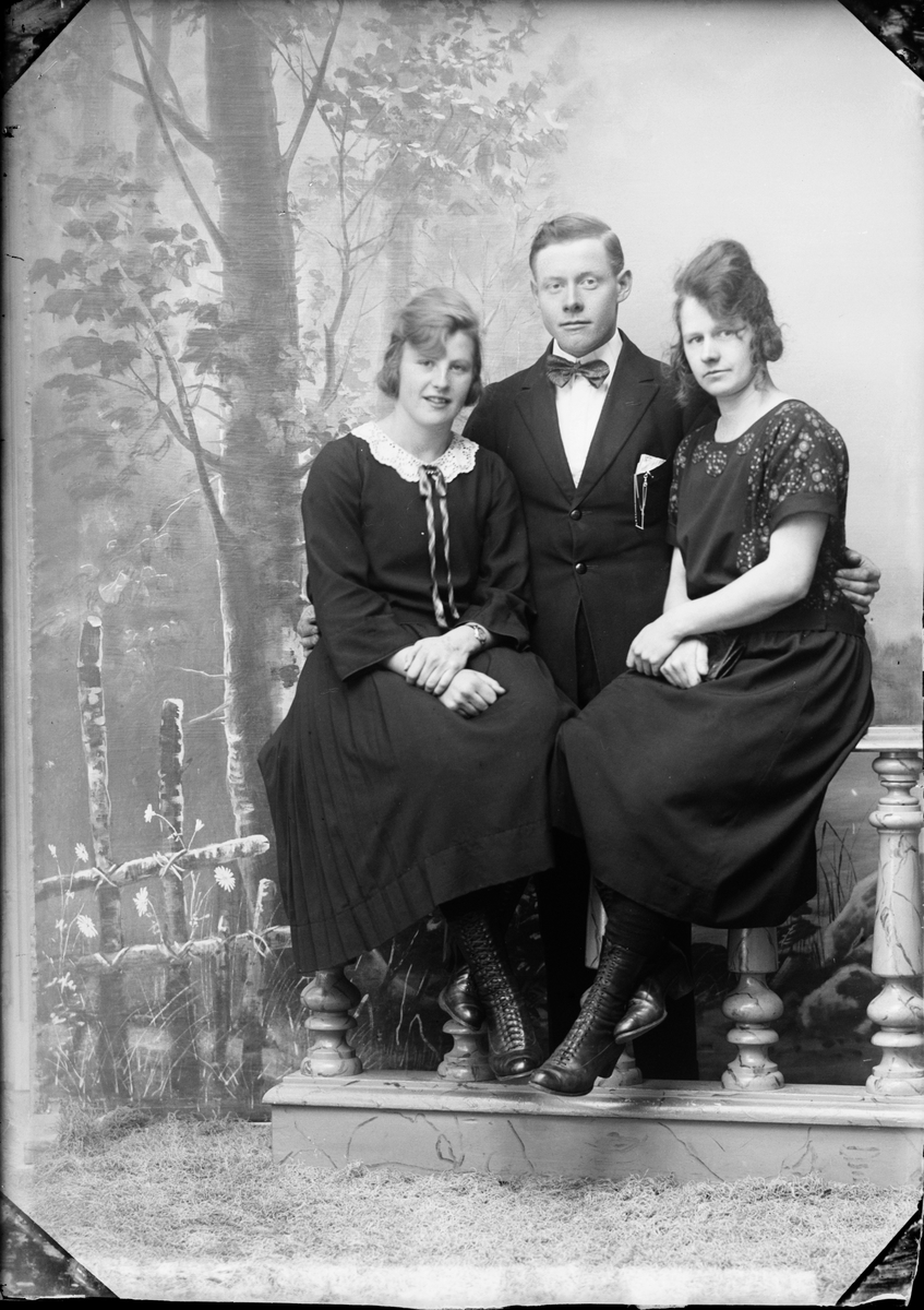 Skötsner-Edhlund, Två kvinnor och en man, Östhammar, Uppland