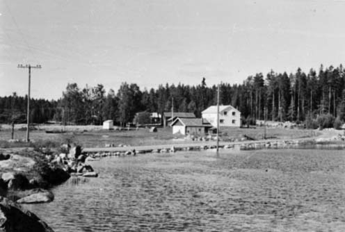 Anno Domkirkeodden, Bildet ble tatt da stedet het Oset Kafe. Stedet fikk navnet Rokosjøen Camping når det litt senere (rundt 1964) ble utbygd med hytter og sanitæranlegg for campere.