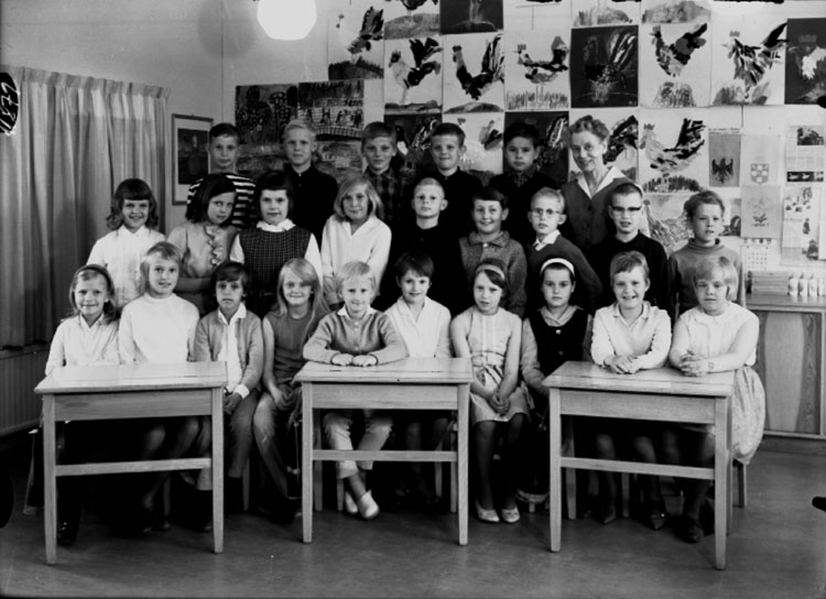Sven Lindskog, The Lillåstrand School, Classroom Interior, 20 schoolchildren with teacher’s wife Maja Mollbeck. Class 3F, Room 6.