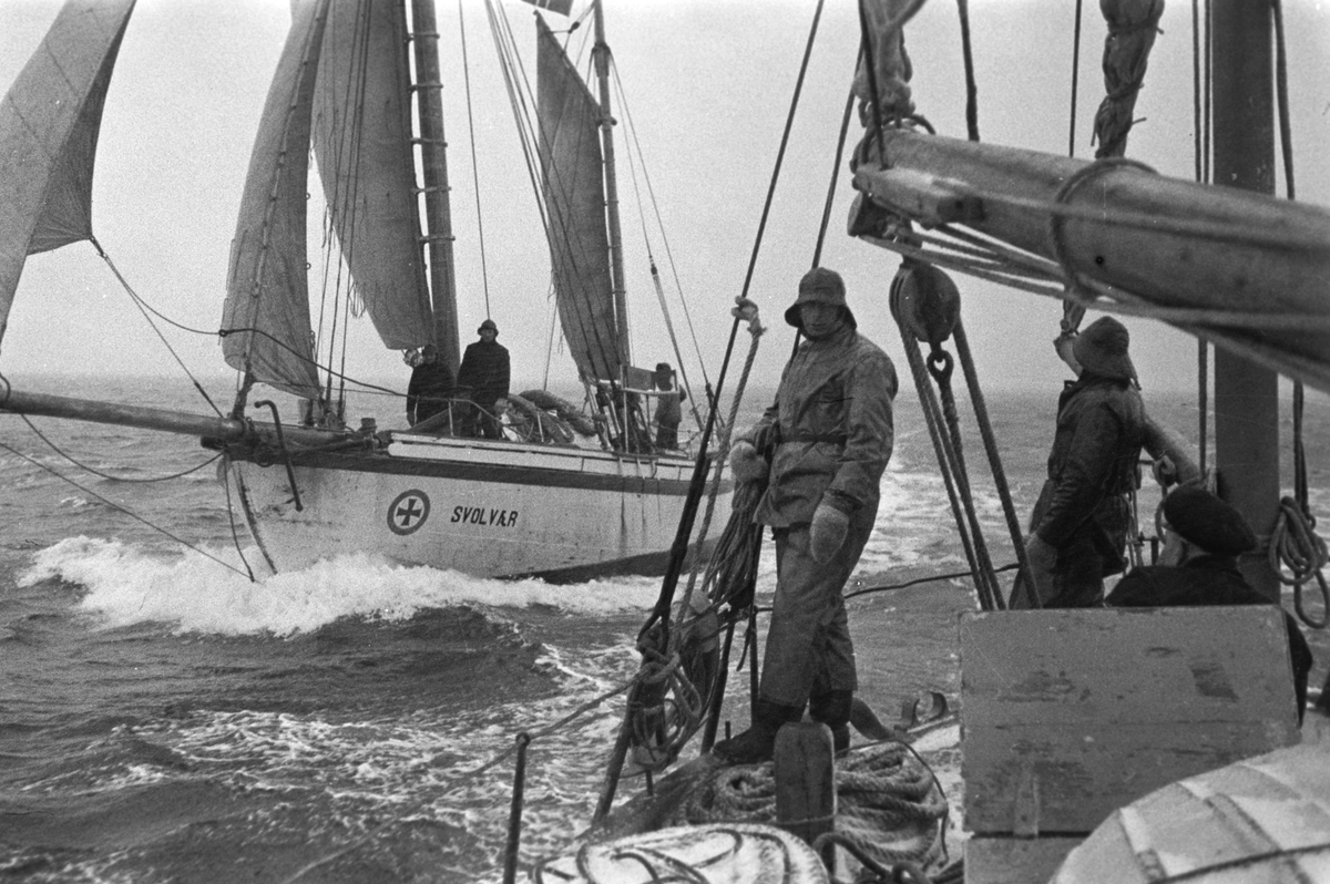 Anders Beer Wilse, prot: Redningsköiten på dek med R.S Svolvær Platou