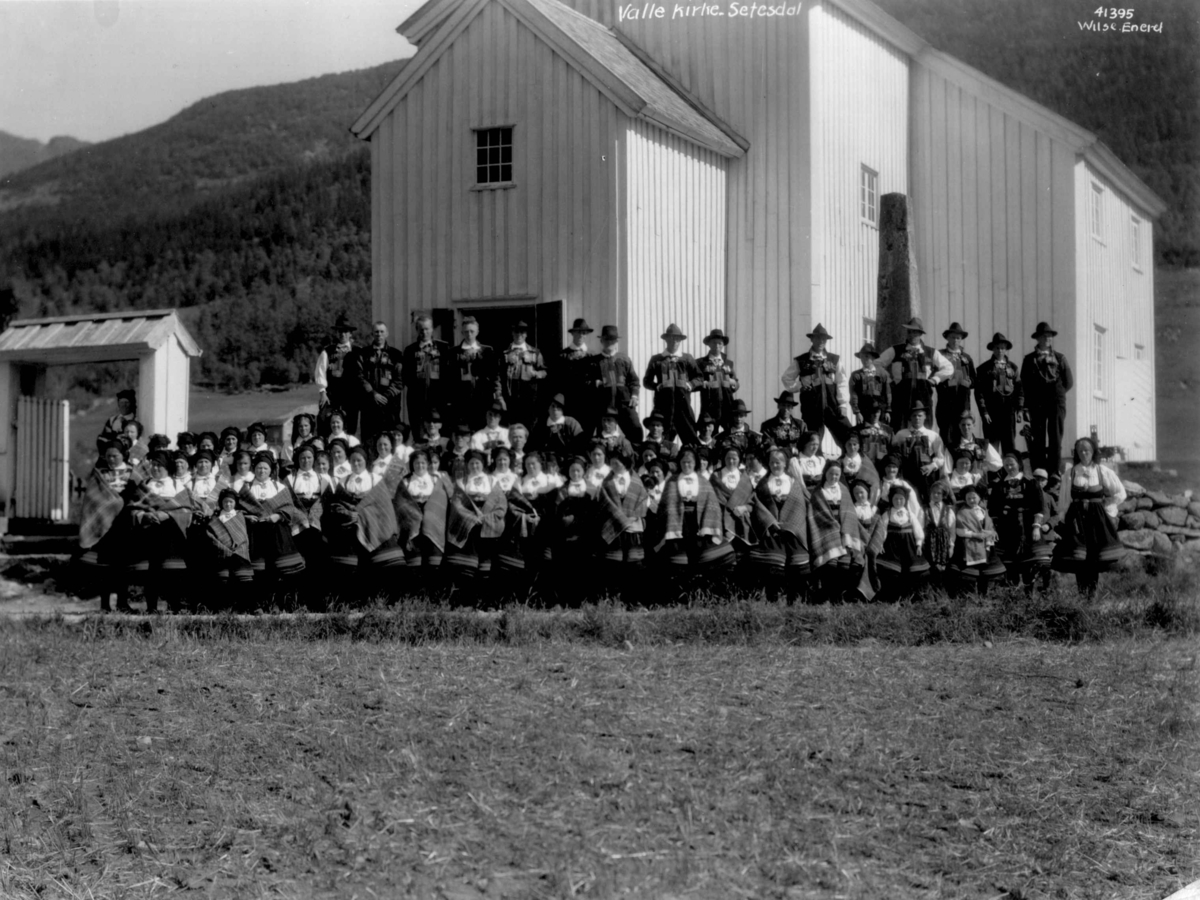 Anders Beer Wilse, Menn og kvinner foran Valle kirke, Grupper.