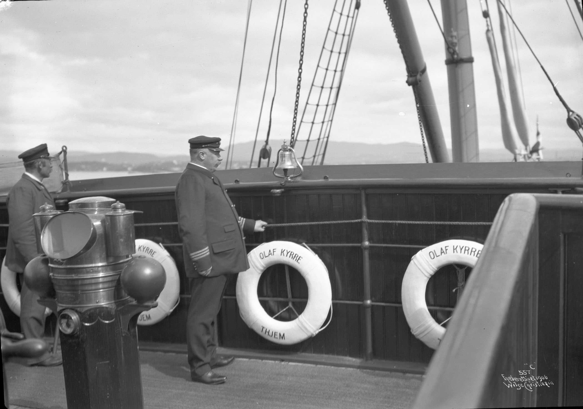 Anders Beer Wilse, D/S Olaf Kyrre (b. 1886, Martens, Olsen & Co., Bergen), kapteinen på broen