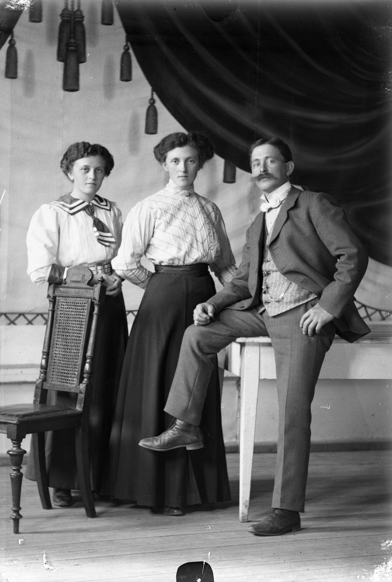 Oscar Holte, Portrett, person, klær,