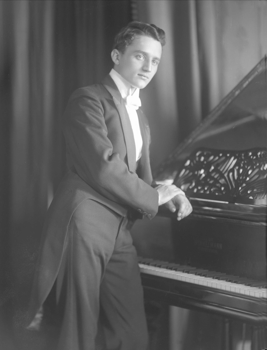 Gustav Borgen, Portrett, pianist Alme ved flygelet.