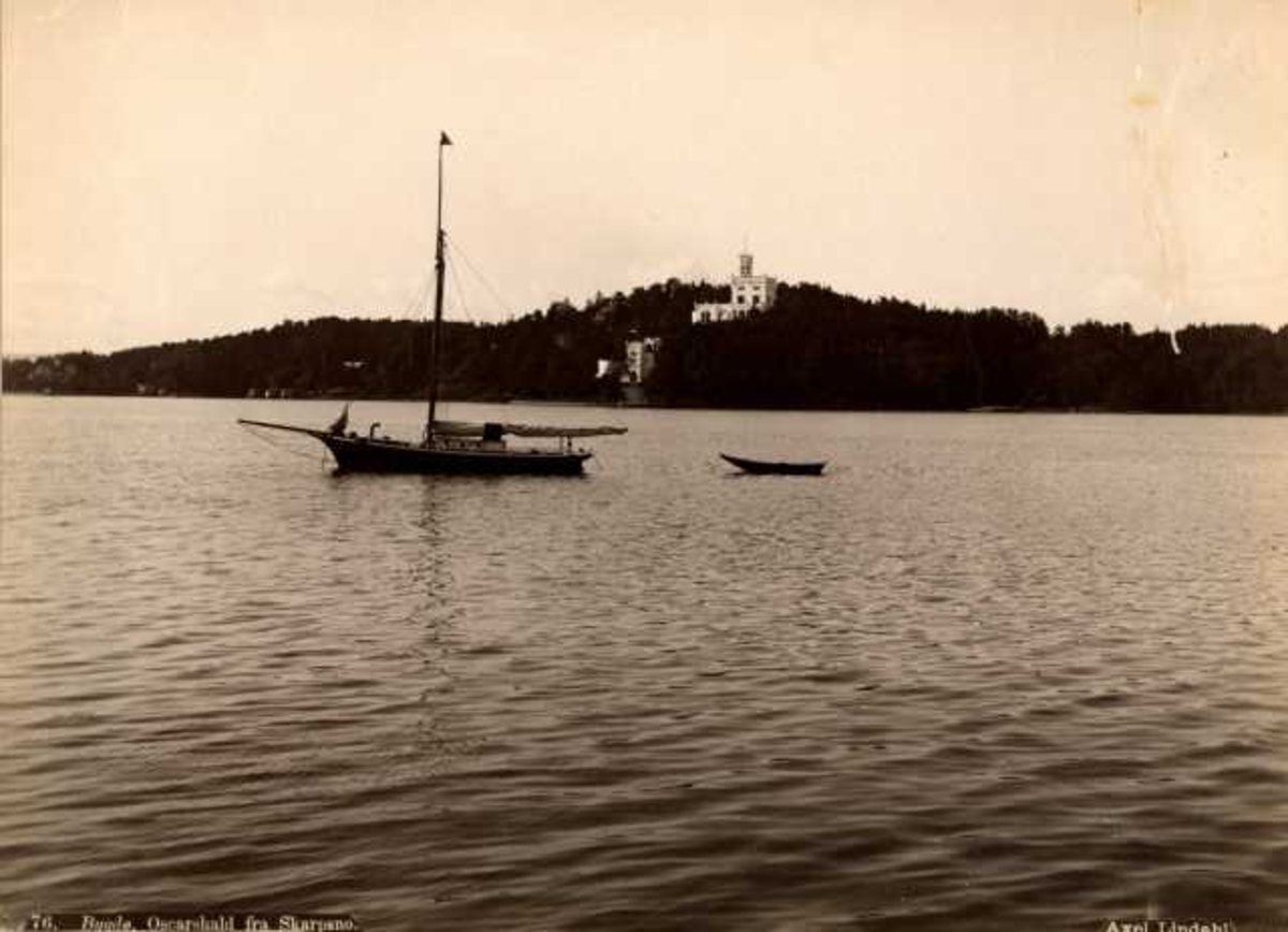 Axel Lindahl, Oscarshall, Bygdøy, Oslo. Huset sett fra Skarpsno med seilbåt i forgrunnen..