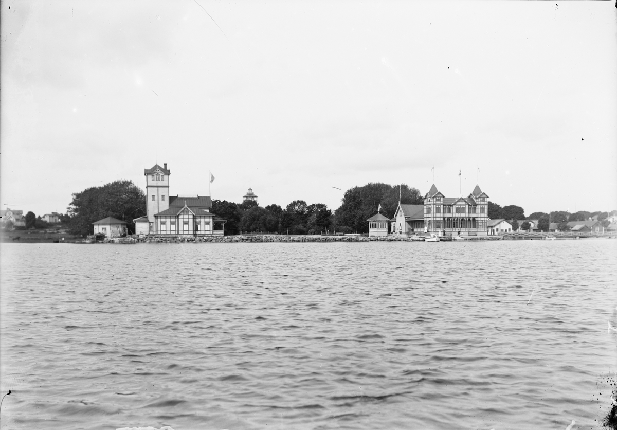 Skötsner-Edhlund, Vy mot Lorensholm, från vänster gymnastikhuset, Varmbadhuset, Café Utsikten, musikpaviljongen och Societetshuset, Östhammar, Uppland