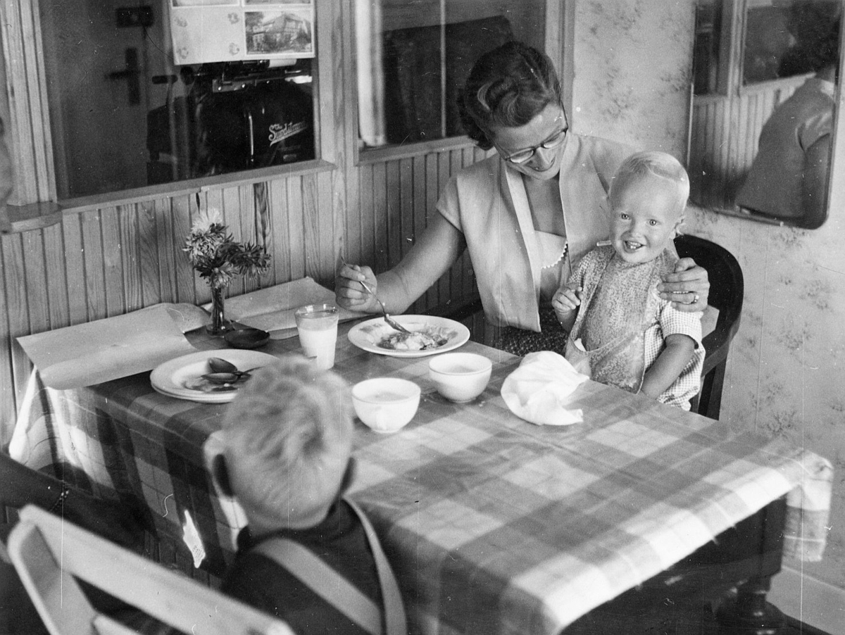 Kjell Johansson, The Swedish Postmans Association Holiday Home Norregård i Falsterbo. Photos Aug 1953. (See reportage in the magazine PS nr 4-5/1953). Meal time at the holiday home.