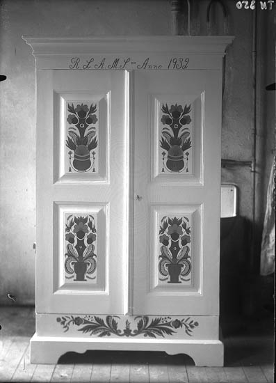 Thure Nihlén, According to earlier notes: “Cabinet, newly painted, marked R.L.A. M S Anno 1932.”