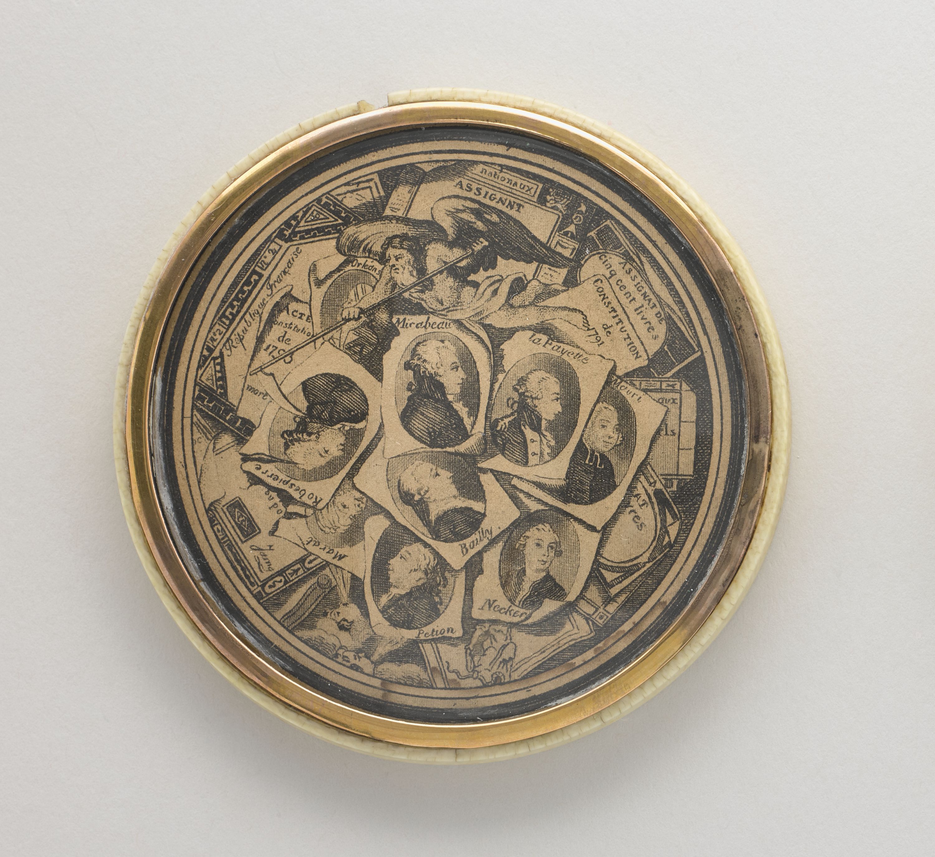 Anonyme, Tabatière avec reproductions d'assignats et de portraits en gravure d'hommes de la Révolution