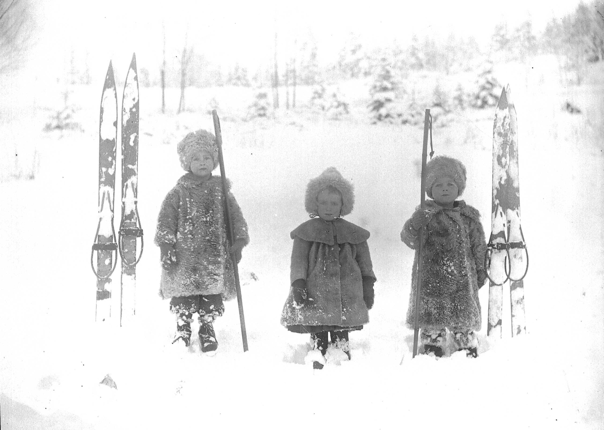 Axel Quinsgaard Wiborg, Tre brødre, Halvor Nicolai, Simon og Thor Q. Wiborg poserer i snøen med staver og ski. Digerud, Frogn, Akershus, 1908.
