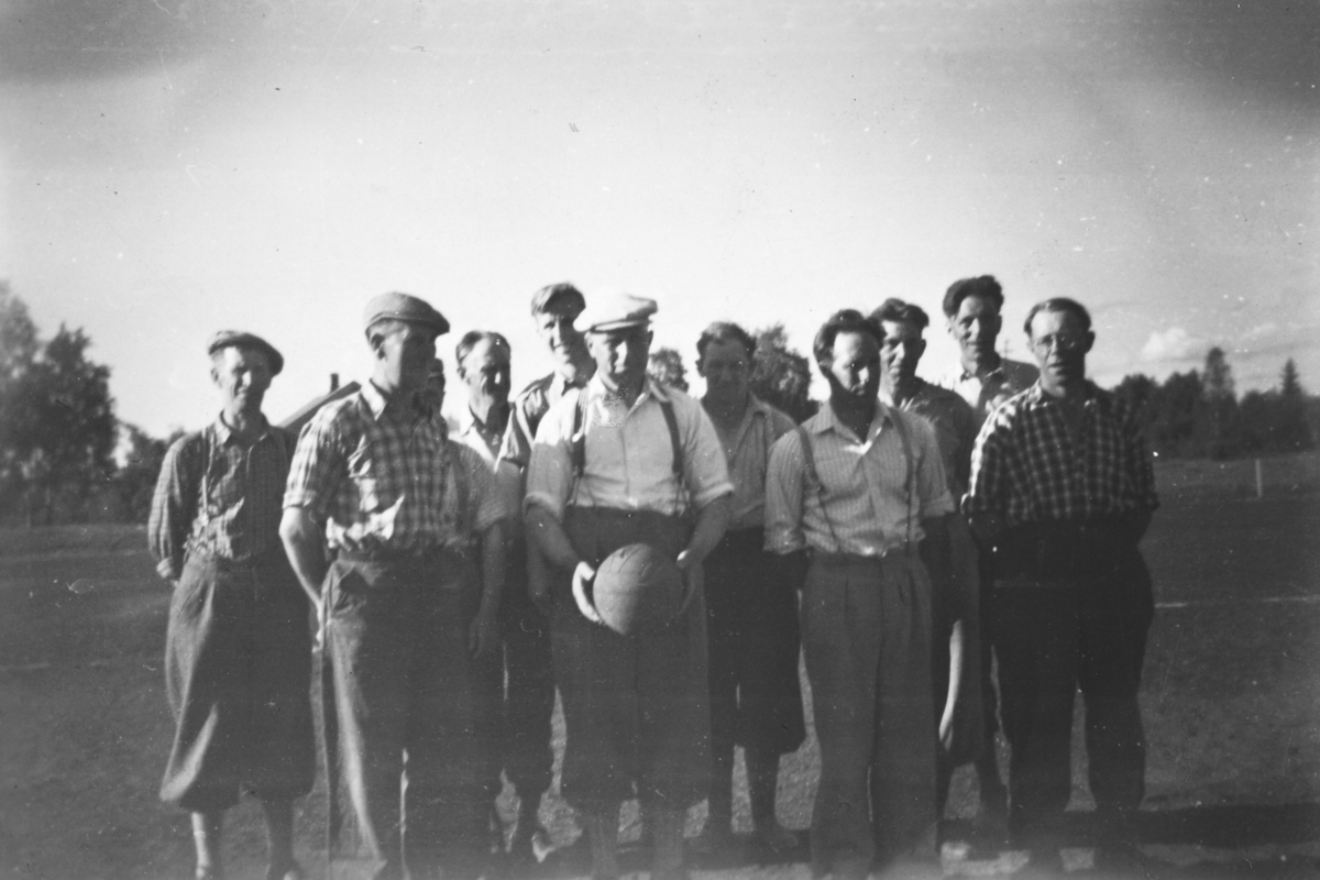 Ukjent, Fotballspillere på Fartbana i 1940-åra. Alfred Nyhagen med fotball.