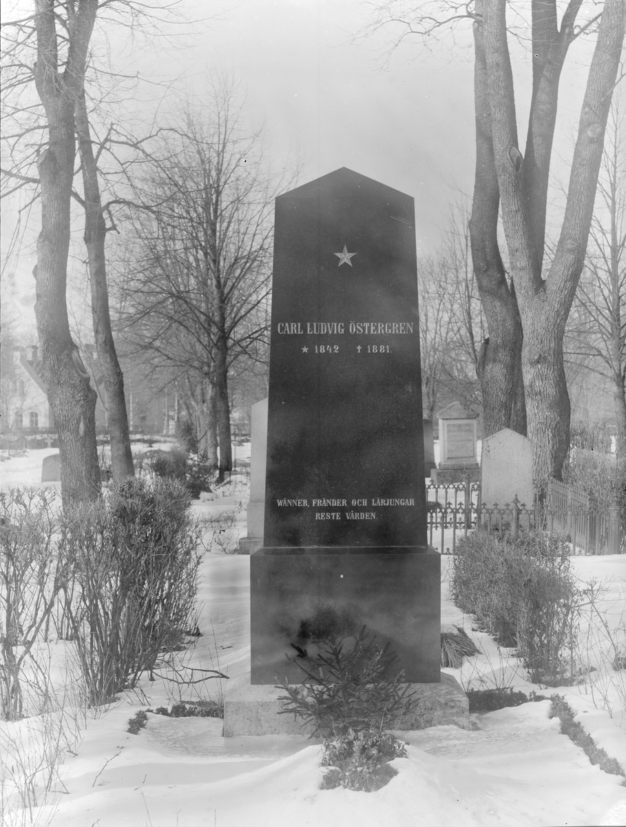 Henri Osti's Fotografiateliér, Carl Ludvig Östergrens gravvård, Uppsala gamla kyrkogård, Kåbo, Uppsala 1911
