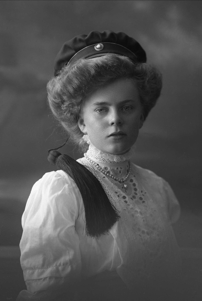 Gustav Borgen, Portrett, kvinne med studentlue. Hjørdis Dannevig.