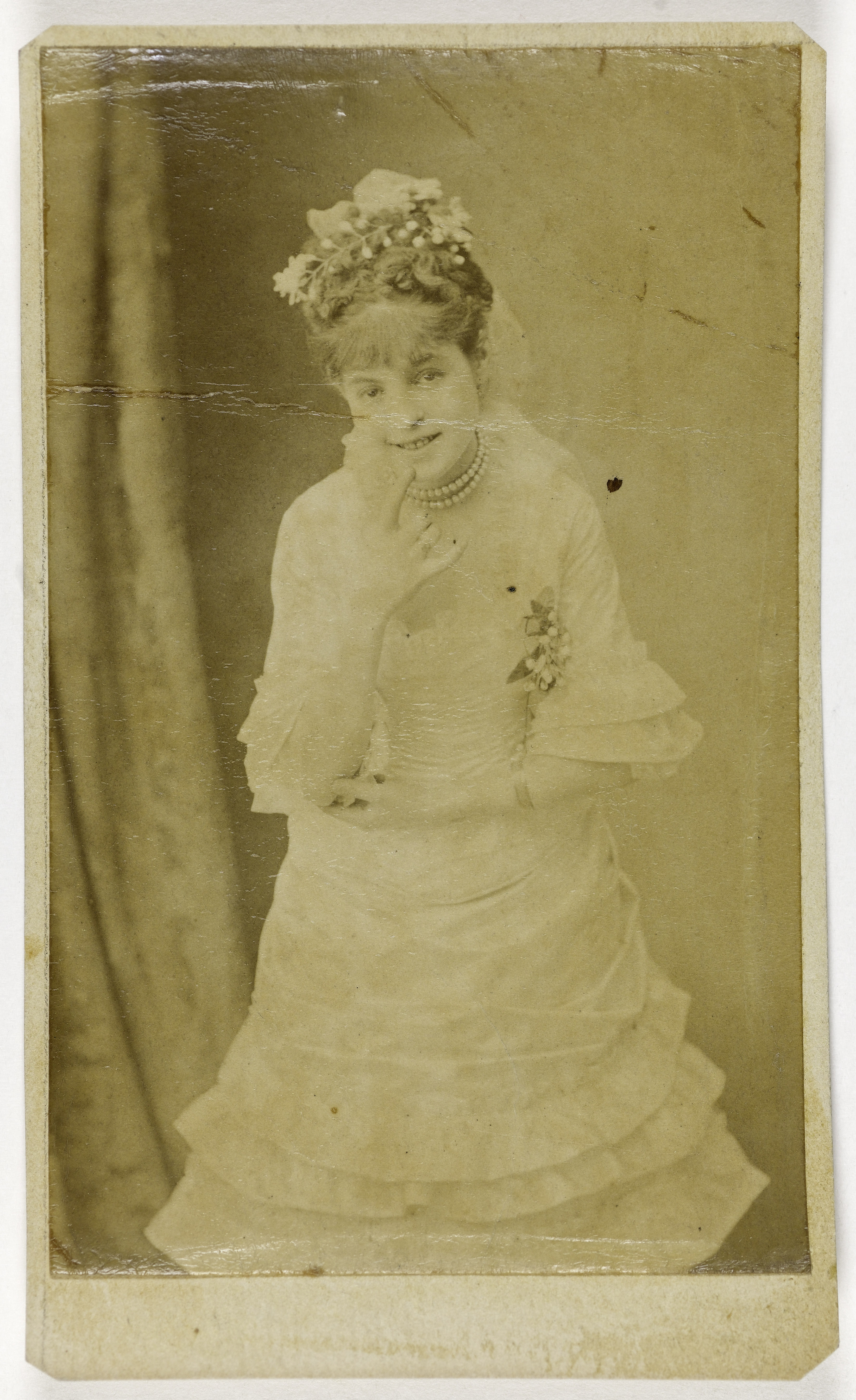 Anonyme, Portrait d'Emélie Mayer (1852-), dite Mily Meyer, actrice au Théâtre de la Renaissance vers 1875-1880 et aux Cafés Chantants en 1875.