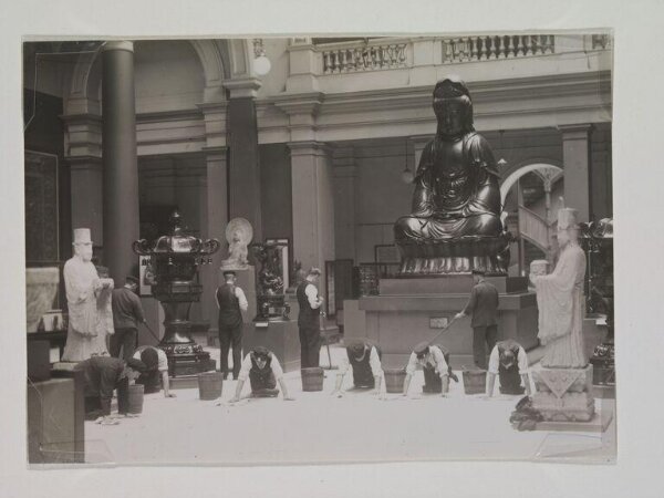 Hoppé, Emil Otto, Cleaning, Victoria & Albert Museum