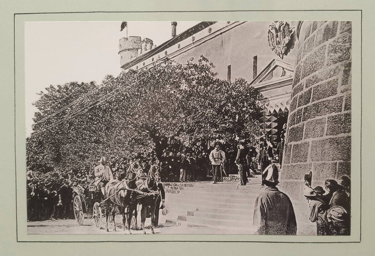 Anonym, Kaiser Franz Joseph von Österreich vor dem Castello del Buonconsiglio in Trient im Juli 1894