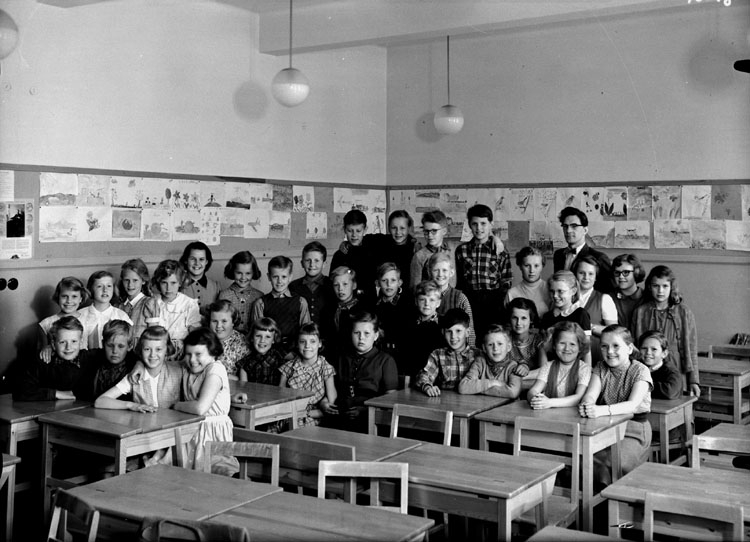 Sven Lindskog, Almby Östra skola, klassrumsinteriör, 35 skolbarn med lärare Bengt Brodin. Klass 4Kk, sal 20.