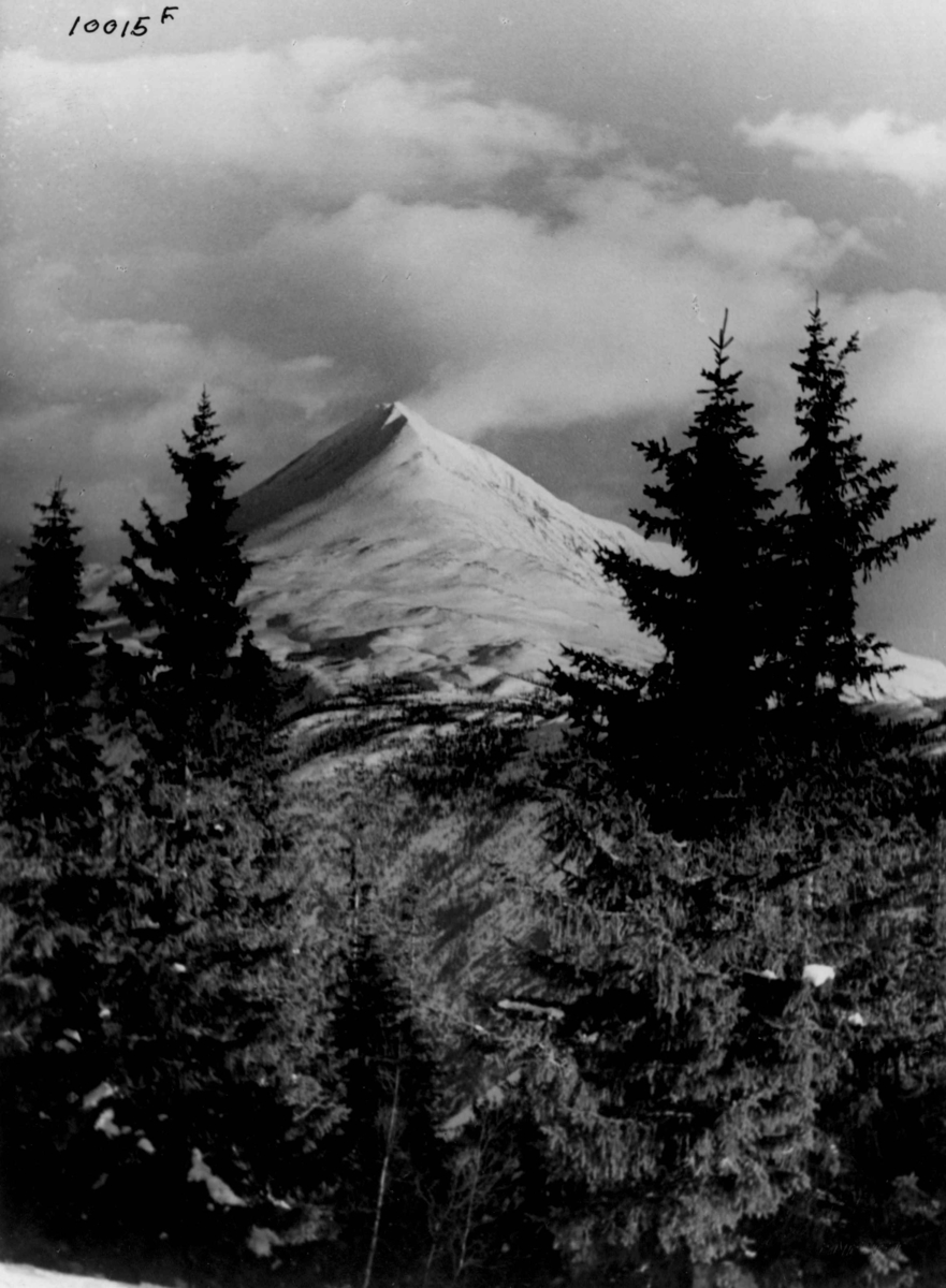 Anders Beer Wilse, Vinterlandskap med Gaustatoppen.