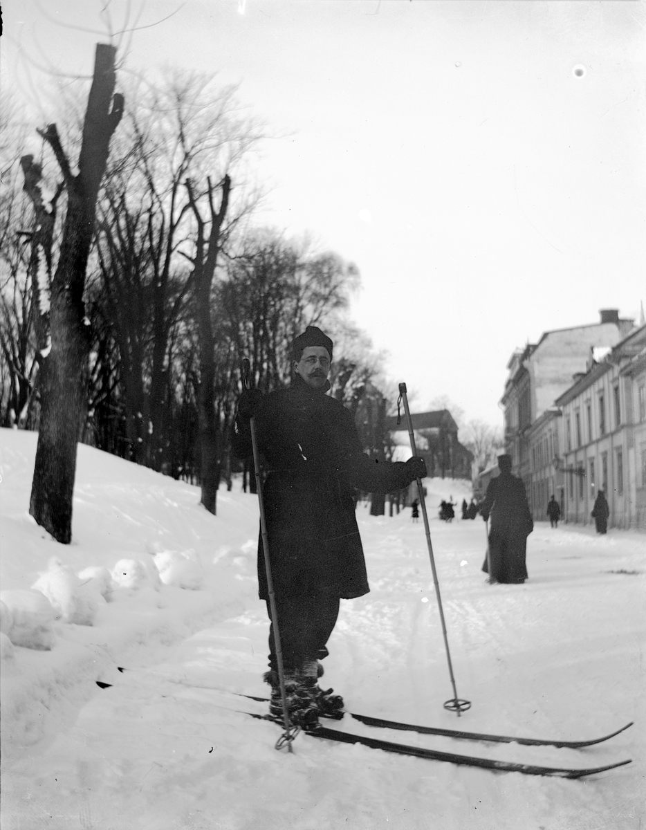 Carl Liljefors, Man på skidor, Nedre Slottsgatan, Uppsala
