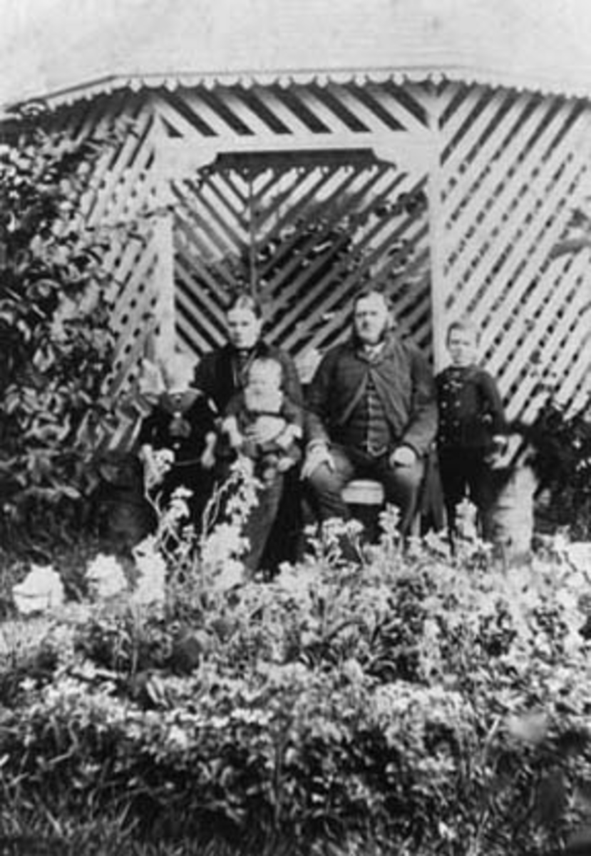 Anno Domkirkeodden, Familie ved lysthus. Andreas Smestad, Gunda Smedstad født Simenstad. Bildet antagelig tatt mellem 1905-15, da var Egeberg fotograf på Toten.