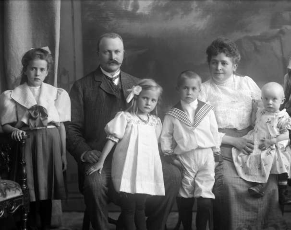 Gustav Borgen, Gruppeportrett, familiebilde, ektepar med fire barn. Kjøpmann Sætrang.