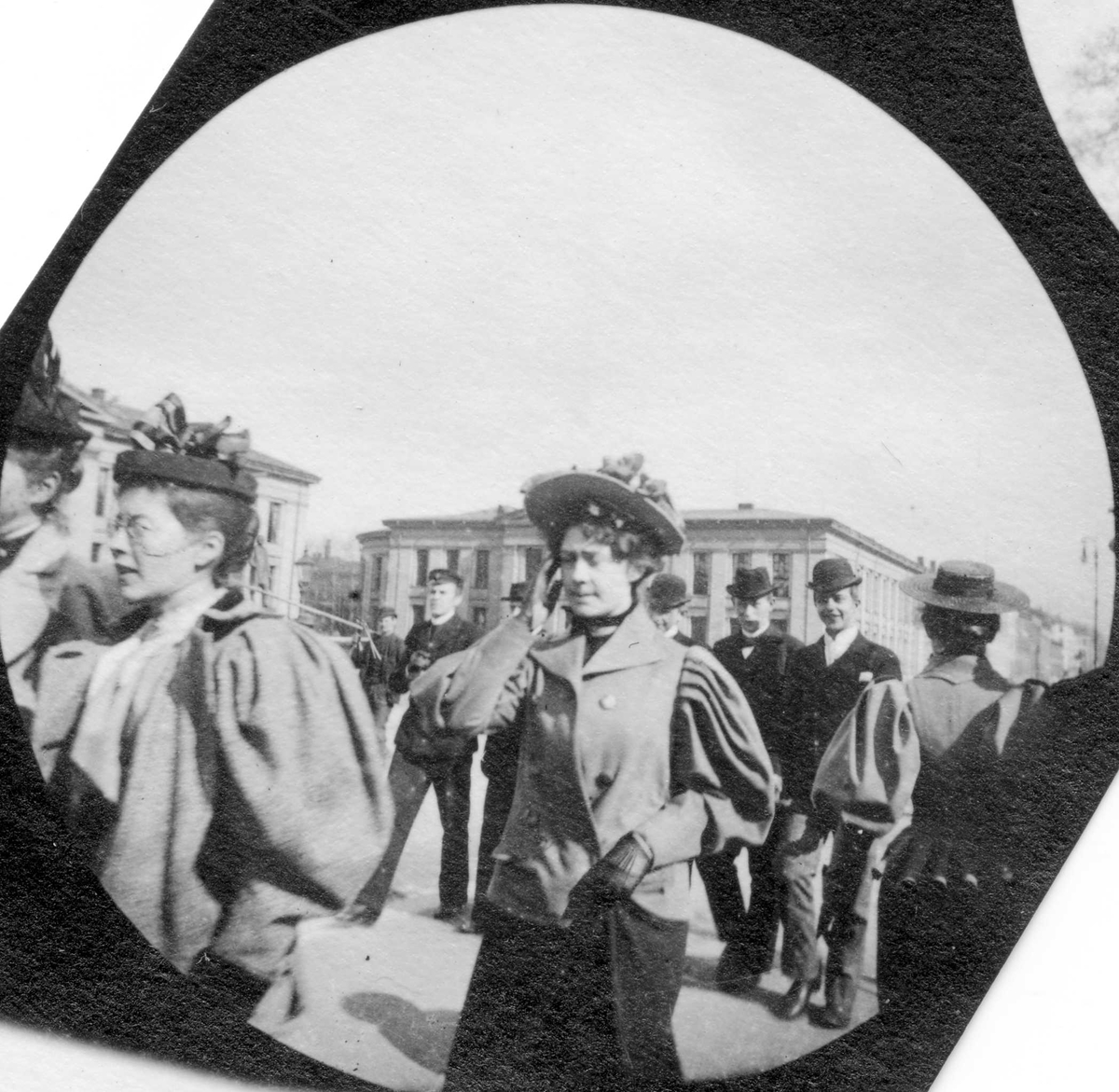 Fredrik Carl Mülertz Størmer, Mennesker spaserer langs Karl Johans gate, Oslo, med Universitetet bak.