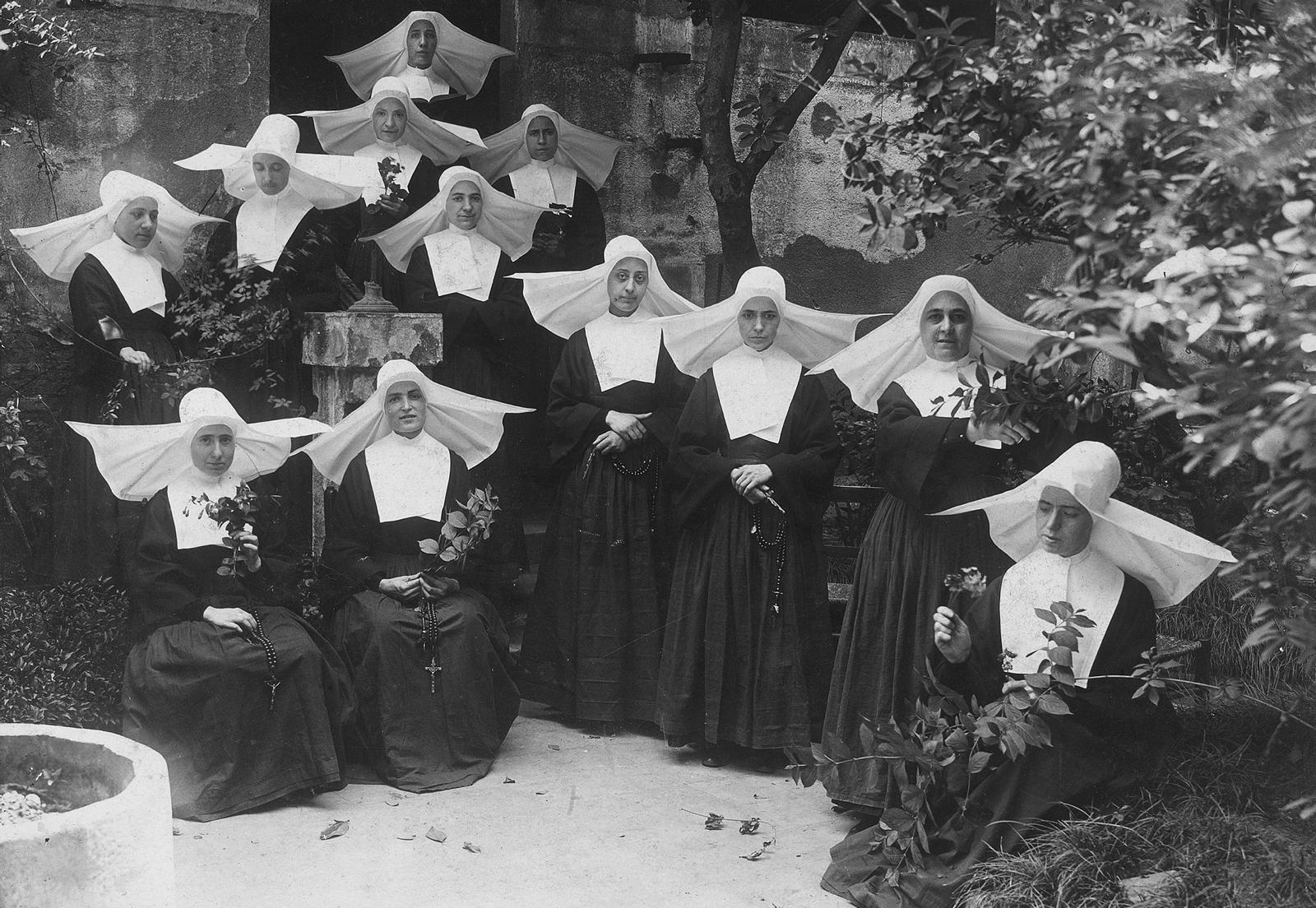 Desconegut, [Portrait of a group of nuns]