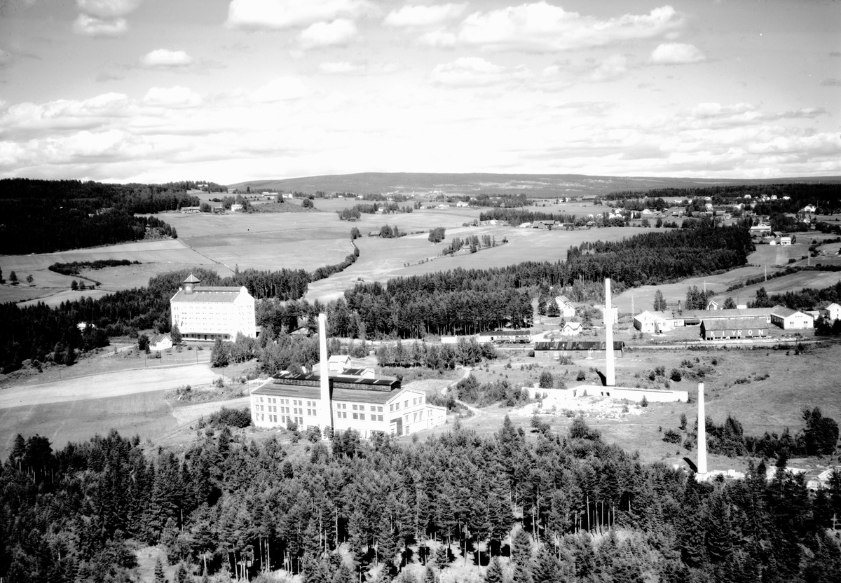Widerøes Flyveselskap A/S, FLYFOTO OVER MARTODDEN, FABRIKKPIPER, MERIT KONFEKSJONSFABRIKK, KIVRON, FURUBERGJORDET MOT SKISTUA