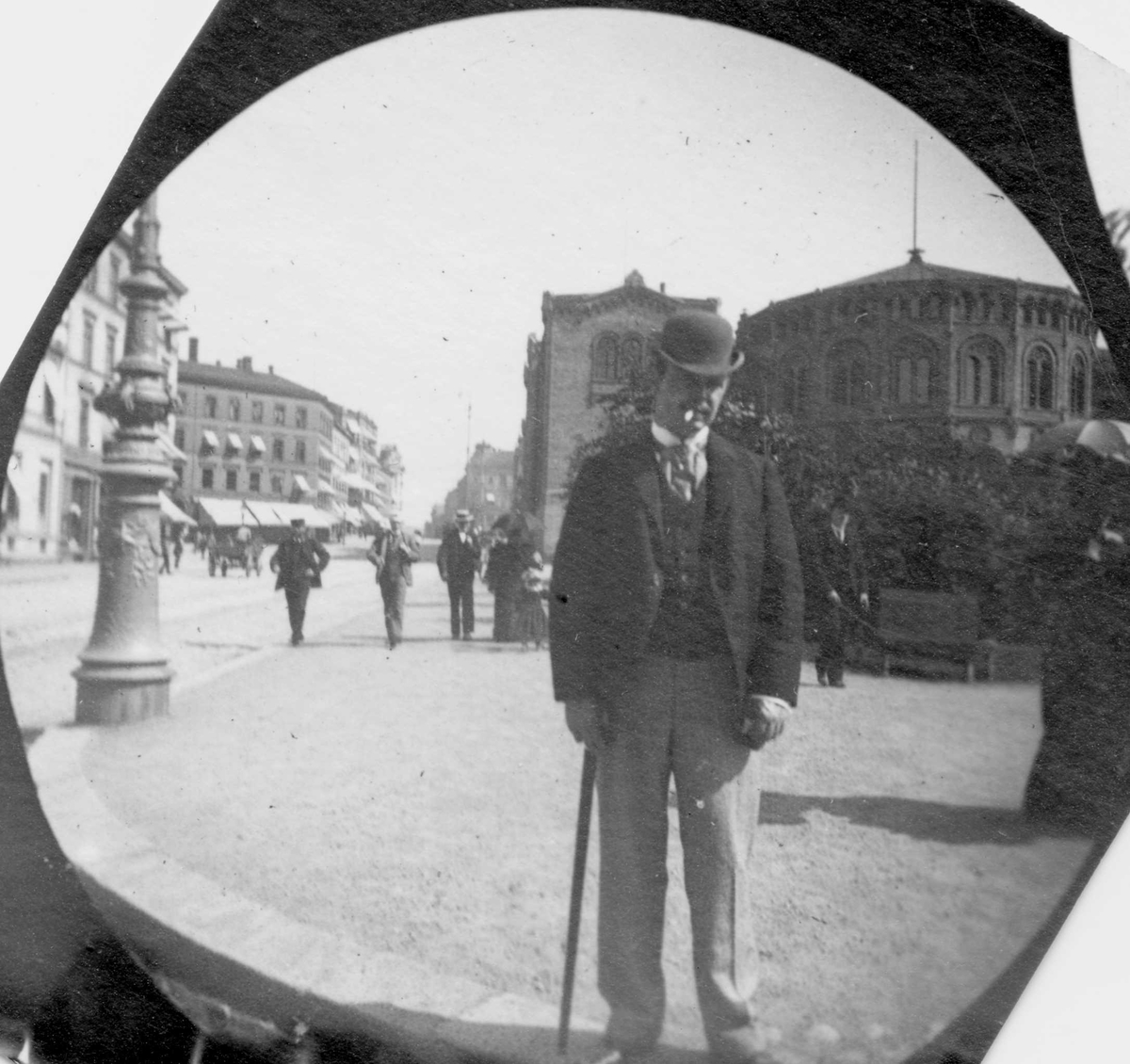 Fredrik Carl Mülertz Størmer, Wilh. Schlytter står ved Karl Johans gate, Oslo, med Stortinget bak.