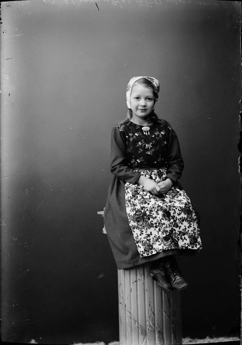 Skötsner-Edhlund, Ateljéporträtt - flicka i folkdräkt, Östhammar, Uppland 1919